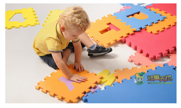 小孩在玩耍：动物拼图地垫_橡塑胶防滑地垫_EVA泡沫儿童安全地垫